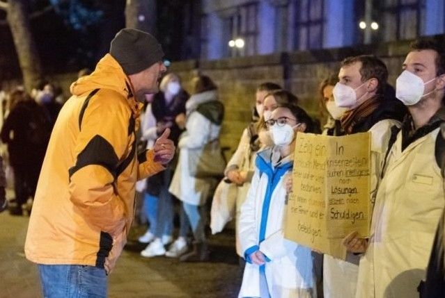 News Photo 1 - Germany - Otta Nottathil - medical_students_germany_unvaccinated_demo_dresden