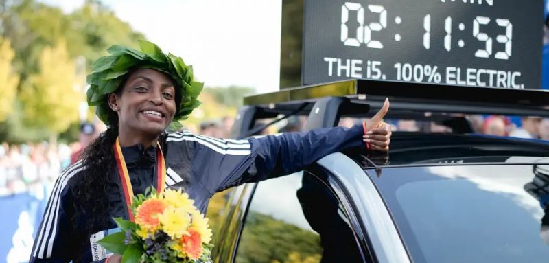 News Photo 1 - Germany - Sports - berlin_marathon_world_record_tigs_asefa
