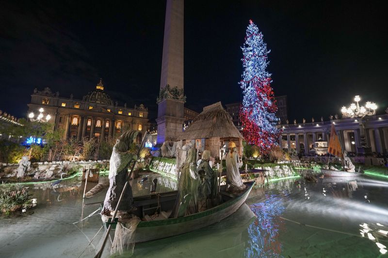 Photo #2 - Europe - Otta Nottathil - x_mas_tree_nativity_show_opened_vatican